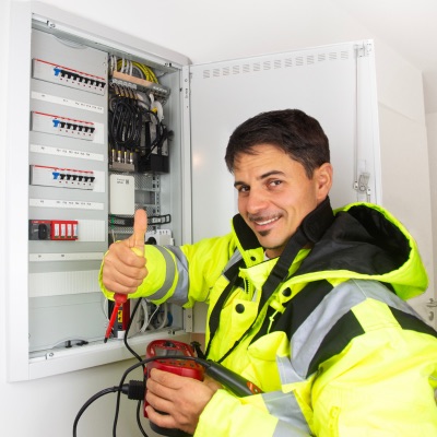 foto de un electricista matriculado de nuestro equipo que hace certificados dci en buenos aires